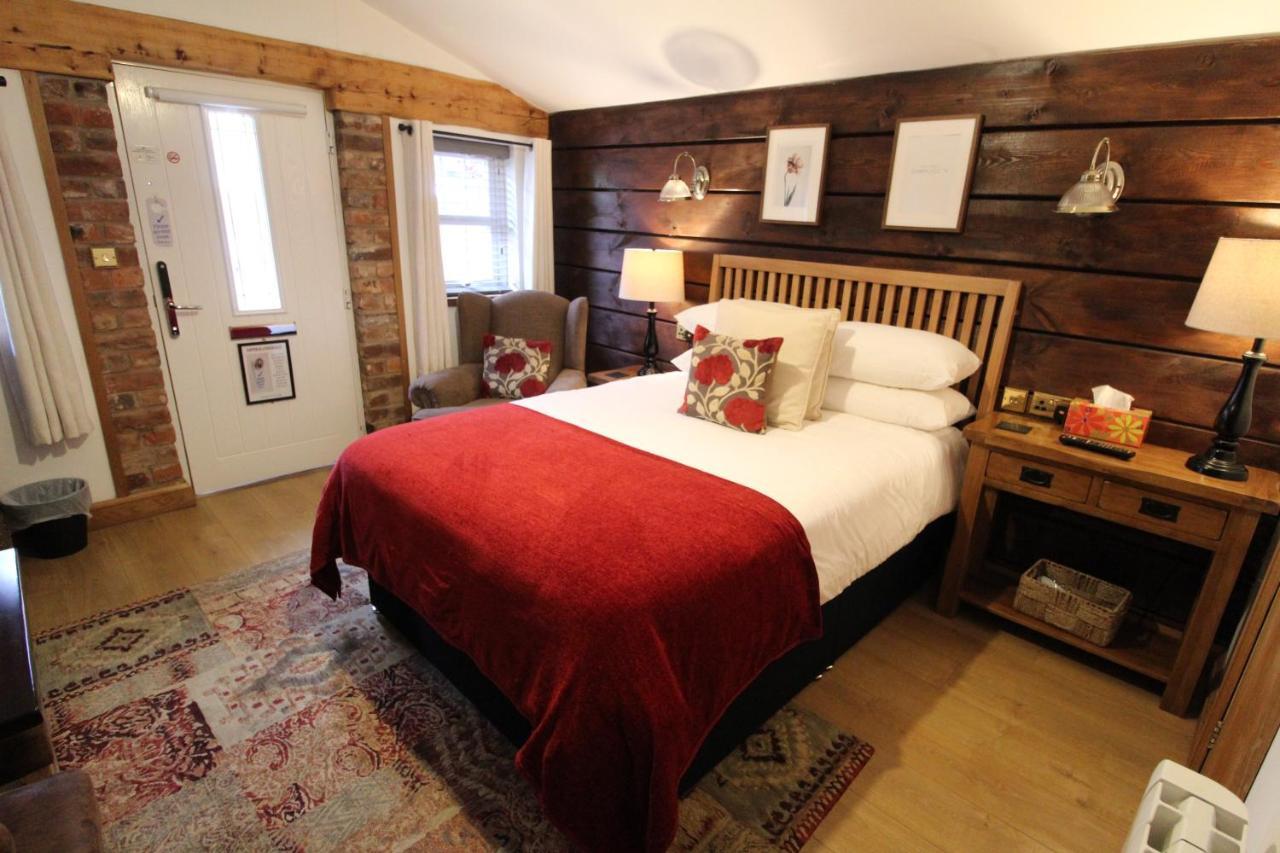 Boutique Garden Lodge @ The Larches Вулвергемптон Экстерьер фото